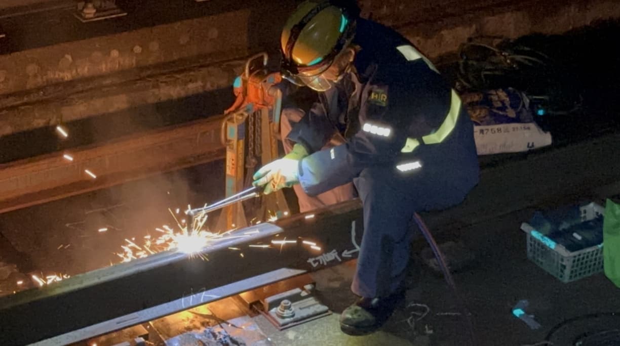 レールの交換作業